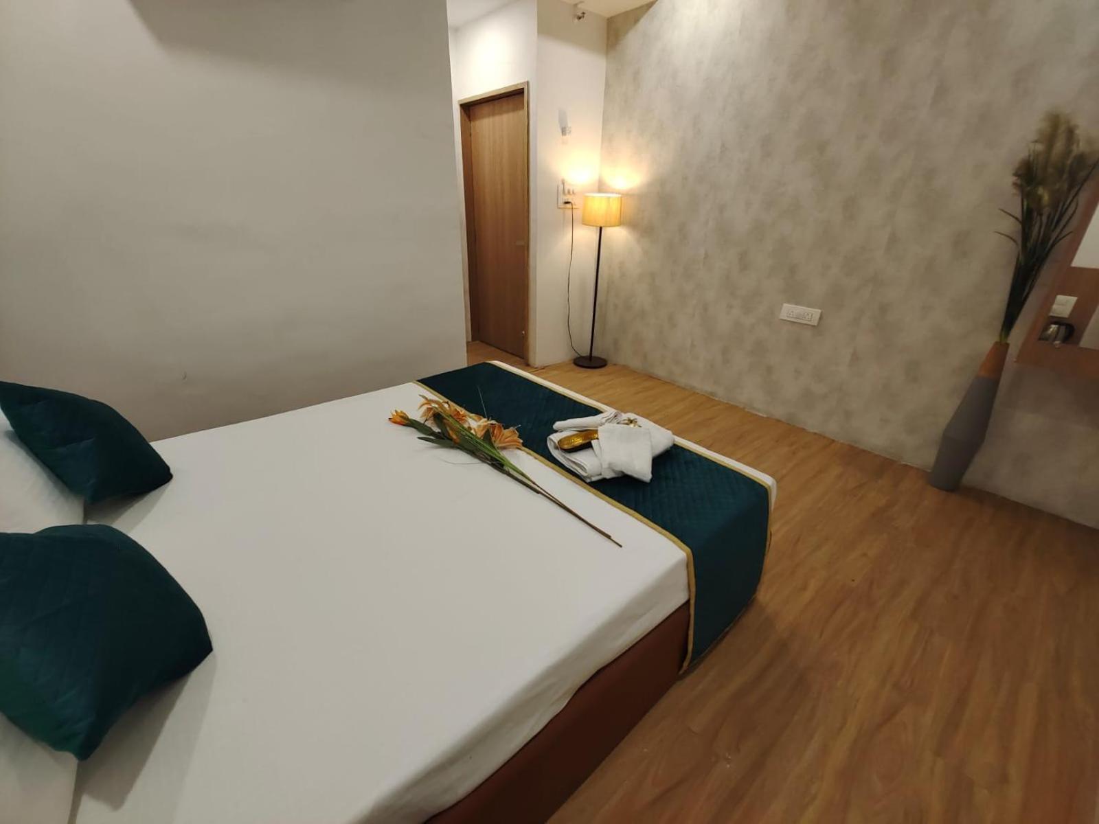 Hotel Prasang 수라트 외부 사진